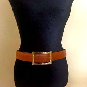 Large buckle belt in burnt orange and genuine leather. One size.